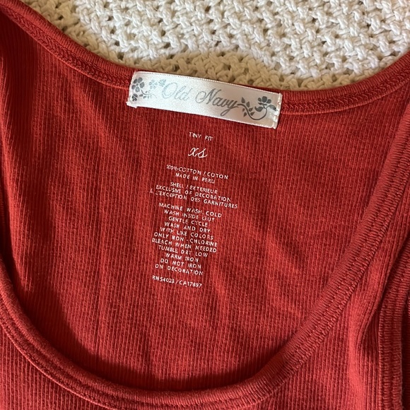 Old navy tank top - Picture 2 of 2